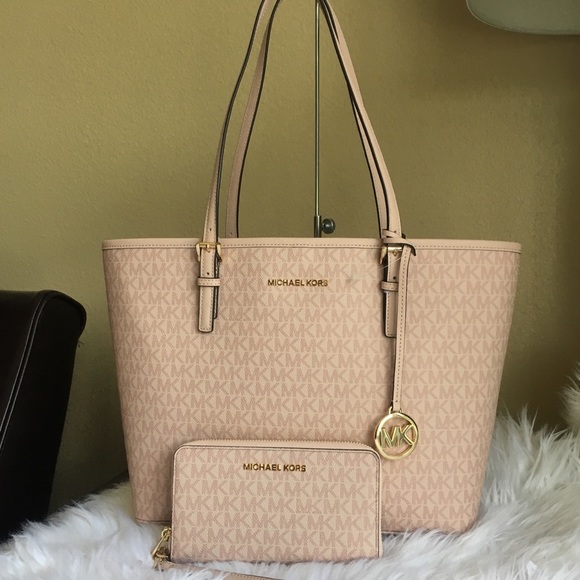 Michael kors medium carryall tote& matching wallet - Picture 3 of 8